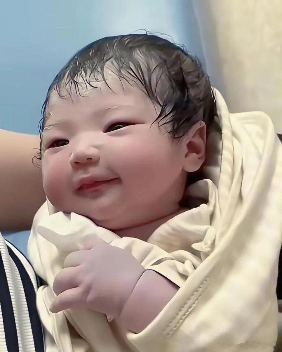 国考“最美新生儿”成为热议焦点啦！身上那层胎脂，根本掩盖不了她的绝美模样