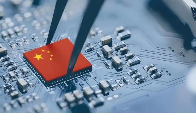 中美芯片之争，美国浪费了四年才发现自己上当了，在这四年中，中国采用你打你的，我打