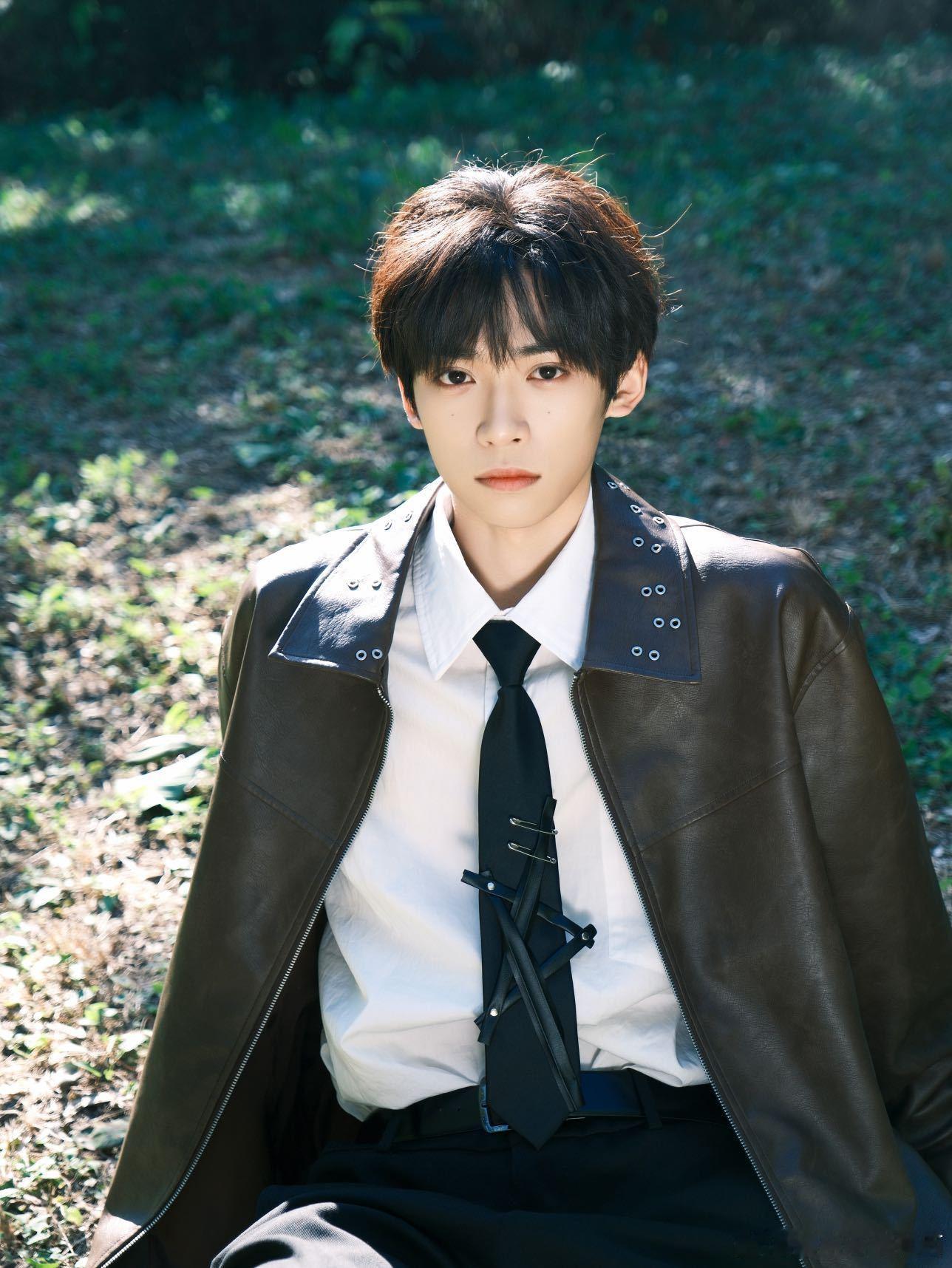 梓渝秋意大片感觉嫩得像17岁，洋溢着青春的气息梓渝很注重身材和形象的管理，对自己