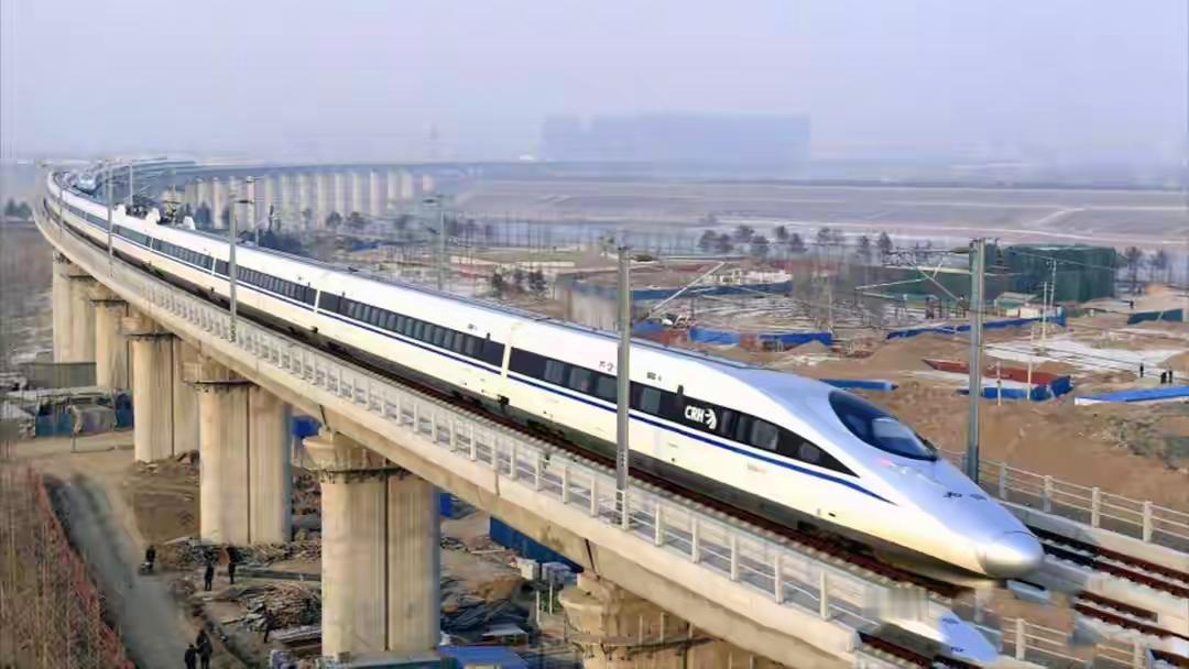 高铁为啥非要架在高架上跑？有人说，平地上建不是更省钱吗？真相看完你就明白了！