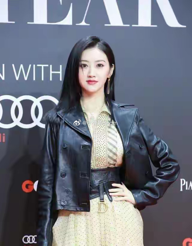 31岁景甜多丰满？淡黄衬衫裙挡不住凹凸感，果然是“人家富贵花​​​