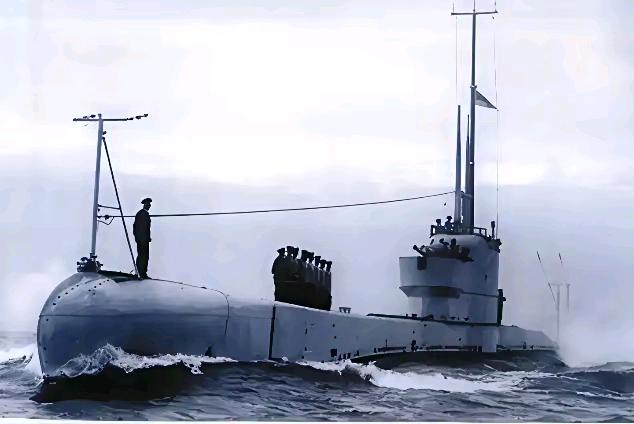 1972年，我国在威海卫海域打捞出一艘潜艇，拆解下908吨钢材，然而，英国首相却