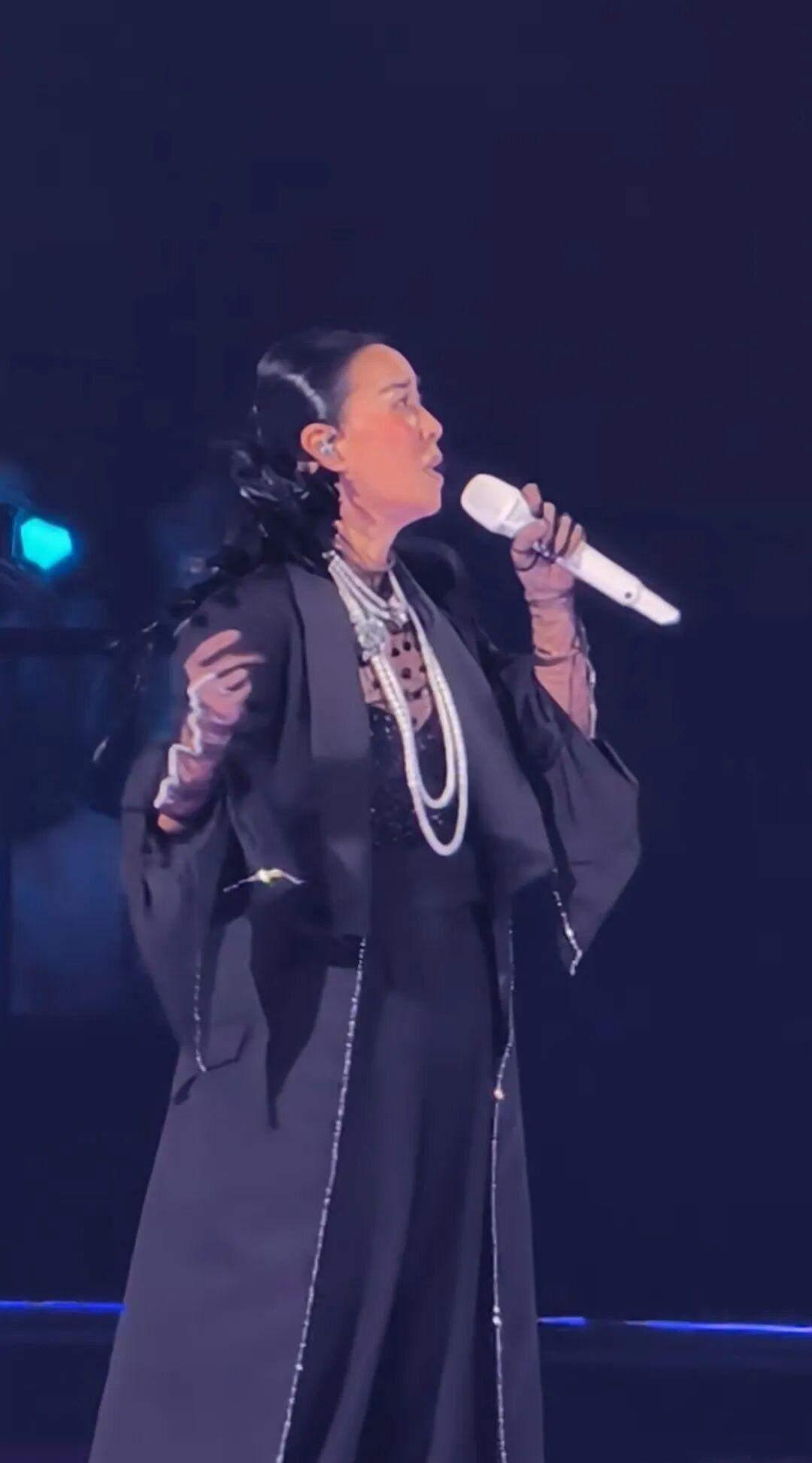 那英在“我来，因为你在”成都演唱会进行到一半，突然换上一身黑衣登台，哽咽告诉观众