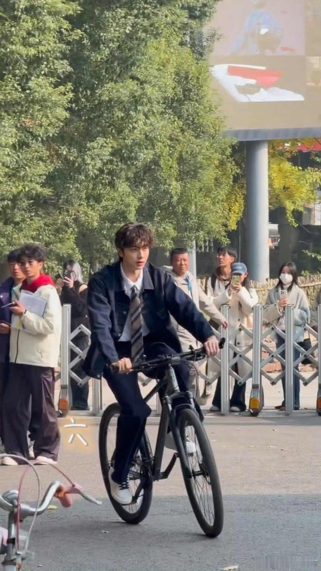 前两天是禁欲系霸总今天是卷毛修狗此男就是轻松拿捏各种风格。。谁看了不说一句林一