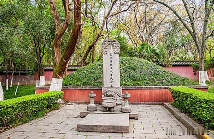 1062年，包拯去世，出殡当天发生了一件奇怪的事，原来，他临终时悄悄告诉女婿文效