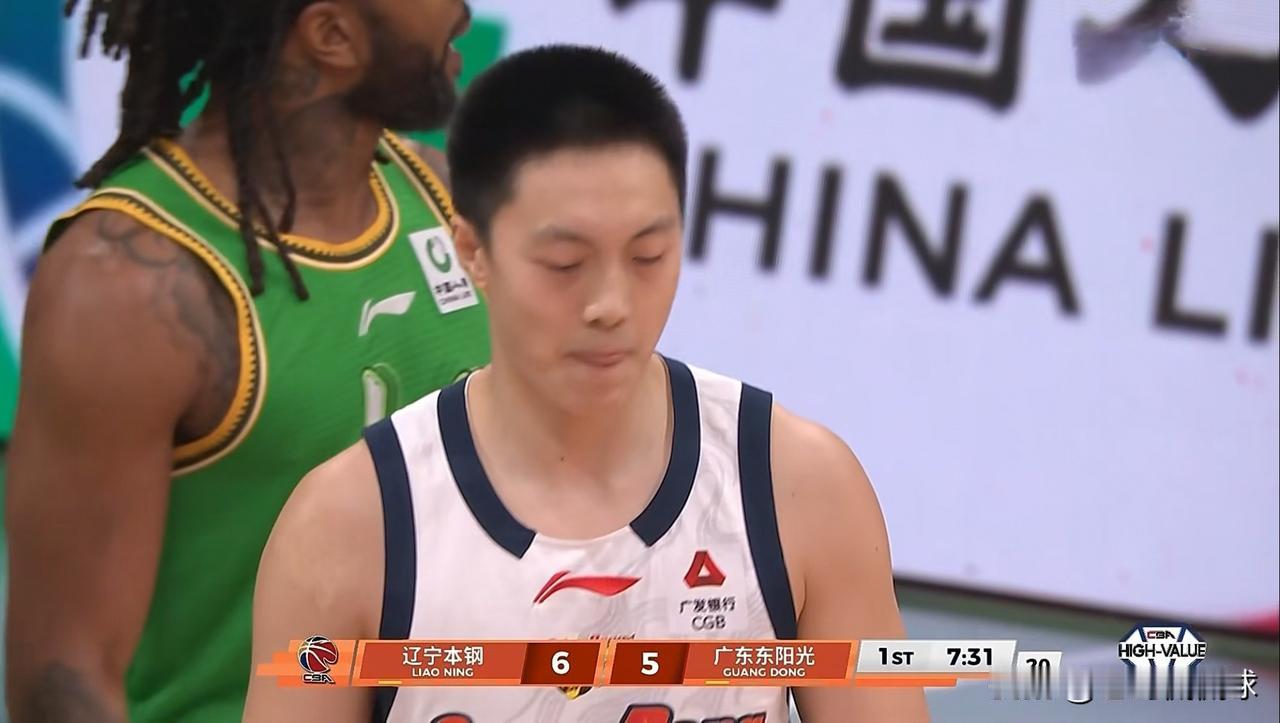 广东东阳光球星胡明轩真是太低迷了！在今天广东东阳光客场挑战辽宁本钢的比赛中，目前