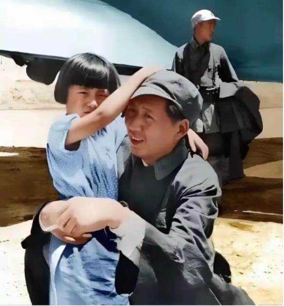 1943年，延安机场。顶天立地伟人，慈祥柔情父亲，活泼可爱女儿，画面甜蜜温馨。