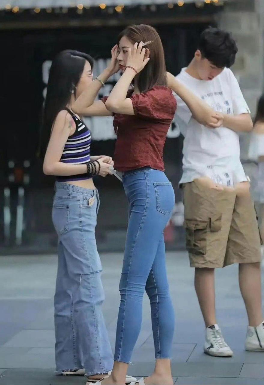 很多人都喜欢穿这样的牛仔裤，大夏天的这么热穿这样的牛仔裤真的就不热吗？本来牛仔裤