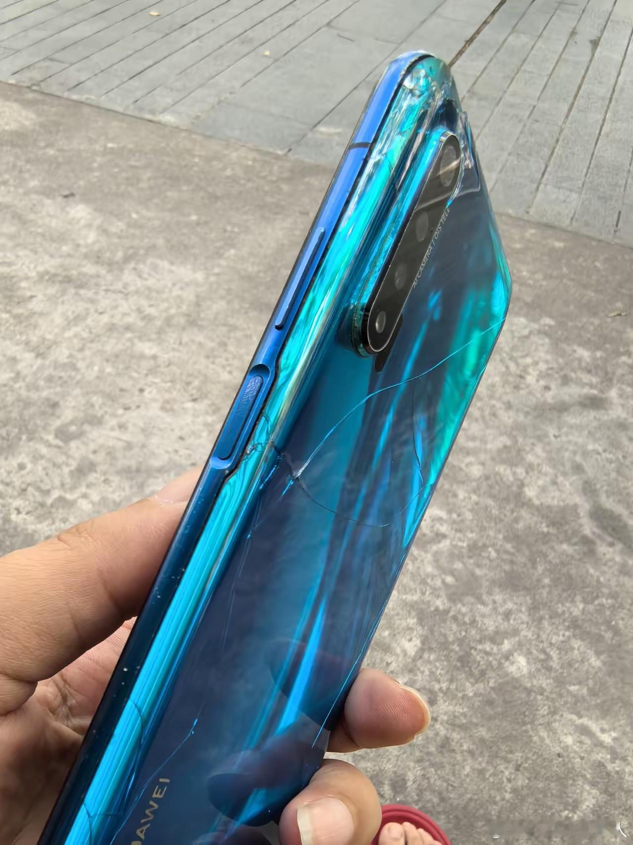 那些网上的水果党，还有喷华为的人，好好看看。这是19年的华为nova6，当时花四