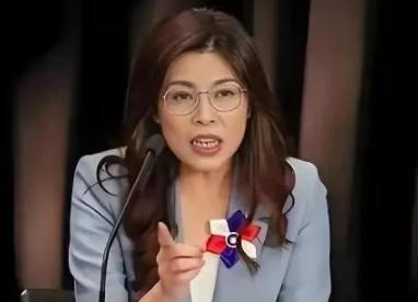 堂堂国民党主席郑丽文站在千百人聚集的宴席聚光灯下，突然指着自己大声宣告：“我父亲