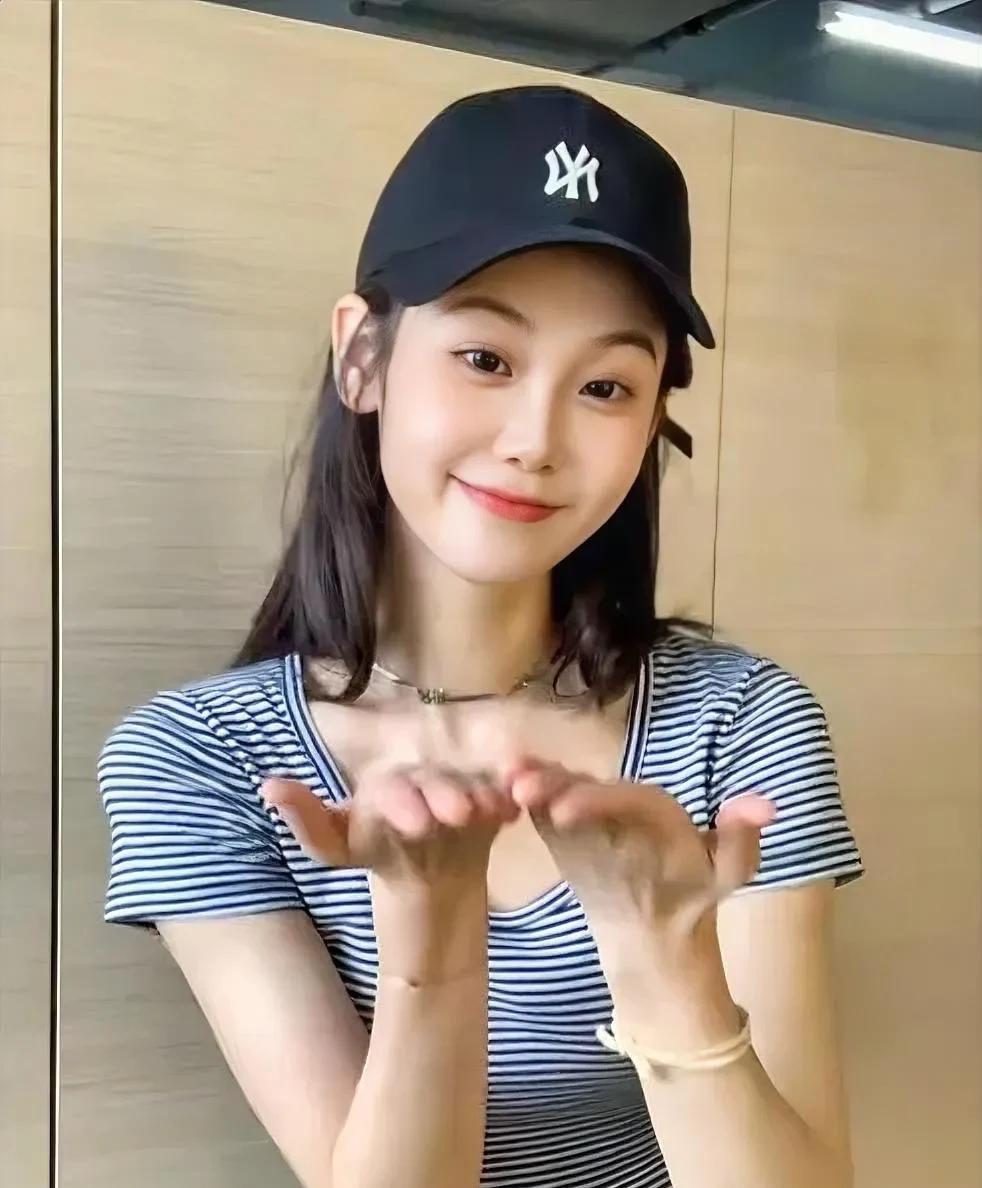 一直不知道郑恺还有个小姨子，直到最近很火的“八卦！”什么蹭吃蹭住，什么刷姐夫的