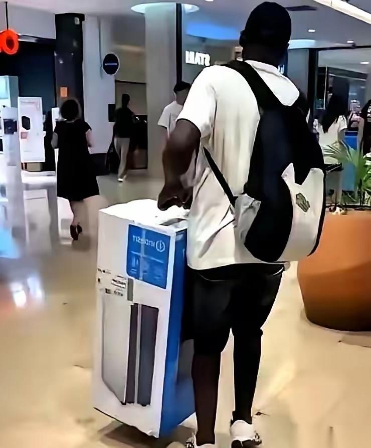 一个老外，对着镜头，拆开一台刚到手的中国空调，直接吼了一句：“今天必须开16度！