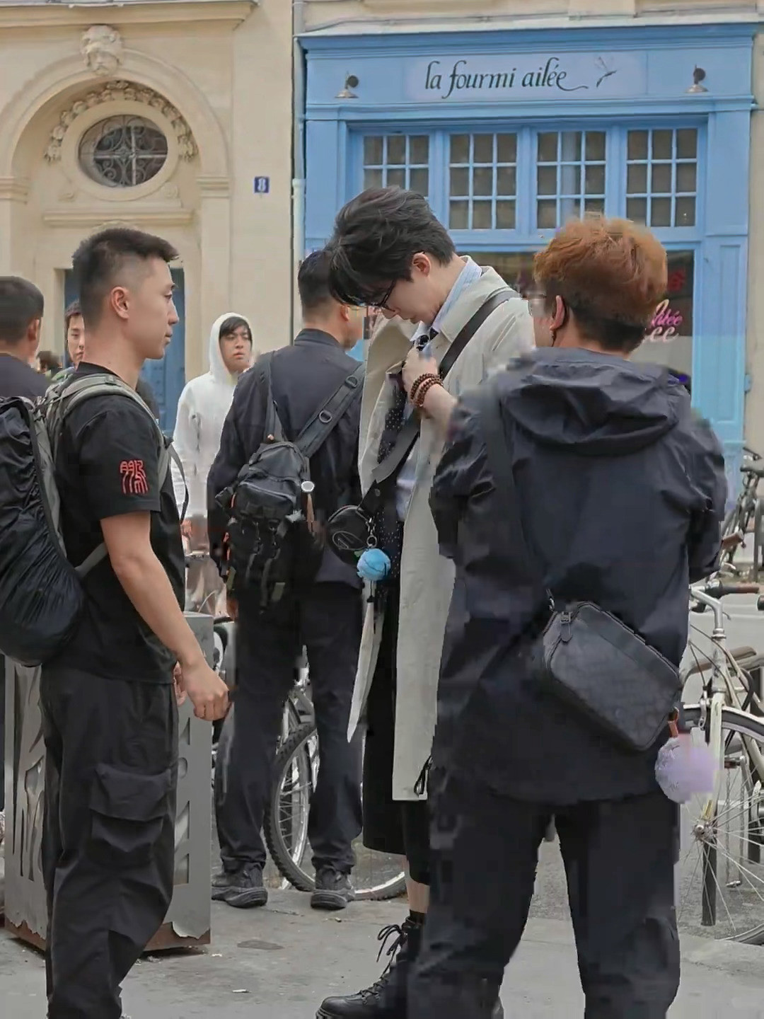 好喜欢哦😍路人镜头下的宇宁生图live巨无敌优越超级乖的在整理领子好帅好白好高