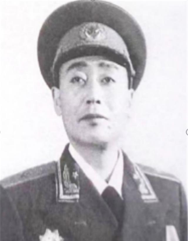 1956年秋，老家的嫂子进城，见到了总政组织部部长刘其人少将，一见面，嫂子指着身