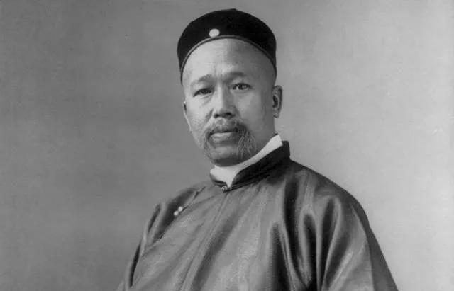 1918年的一天，康有为泛湖闲游，他乘坐自己购置的龙舟驶至苏堤北端跨虹桥东北处，