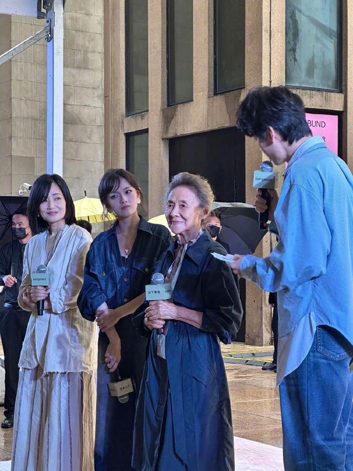 最近吴彦姝与文淇还有郭柯宇一起出席活动，三位不同年龄段的女性站在一起像三姐妹。