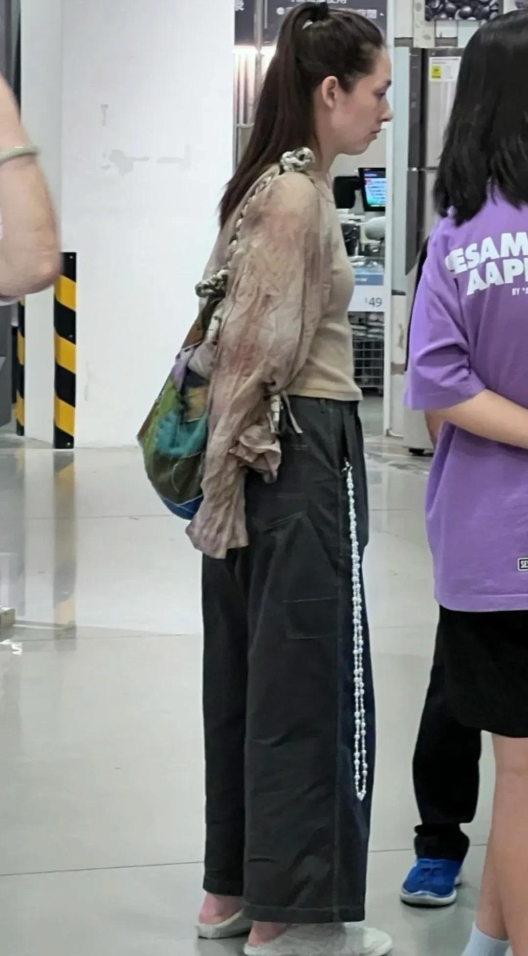 郭碧婷带着孩子现身台北购物。素颜朝天，发际线有点高，脸色有点憔悴，胸塌弯腰，女神