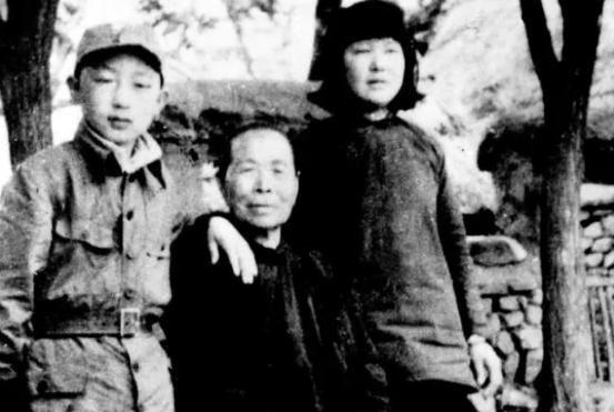1942年，鬼子点燃了火堆，本想当众烧死一名女革命战士，可是鬼子军官一时疏于防备