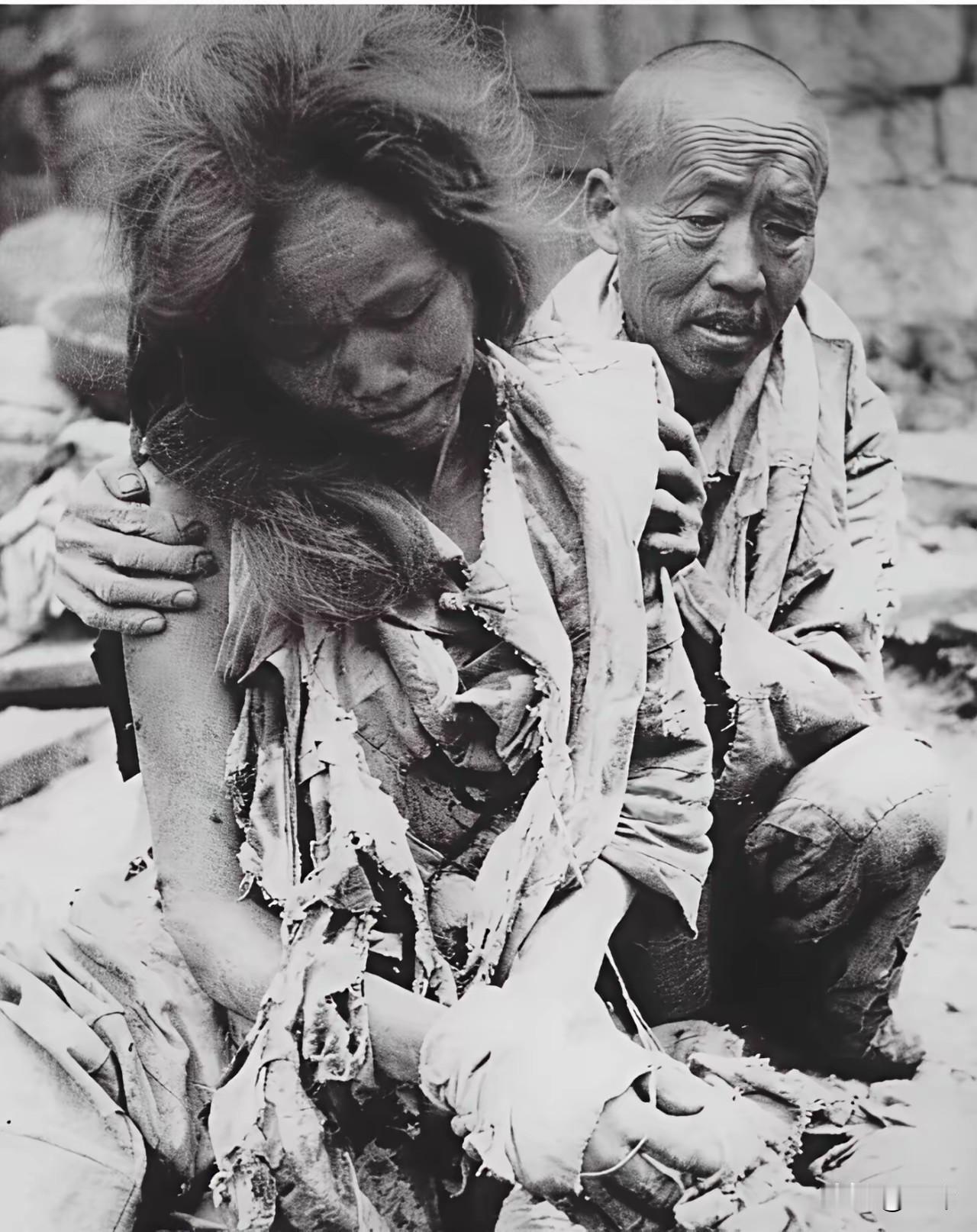 这是一张令人窒息的照片，抗战时期一位老人的女儿不幸被扫荡的日军发现，惨遭日军的凌