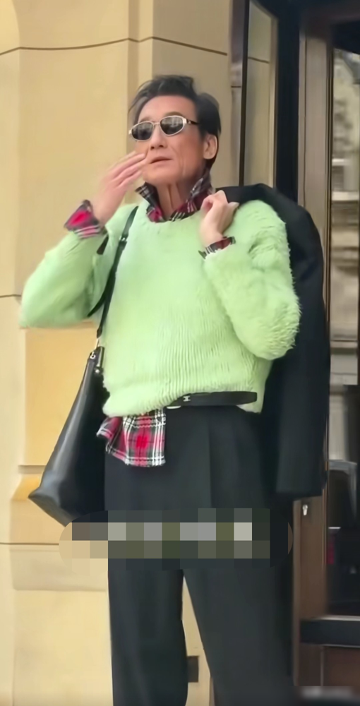 68岁梁家辉牵刘诗诗的手，全网居然没人觉得违和。亮绿毛衣配黑西裤，往那一站，松弛得像个20岁小伙。别