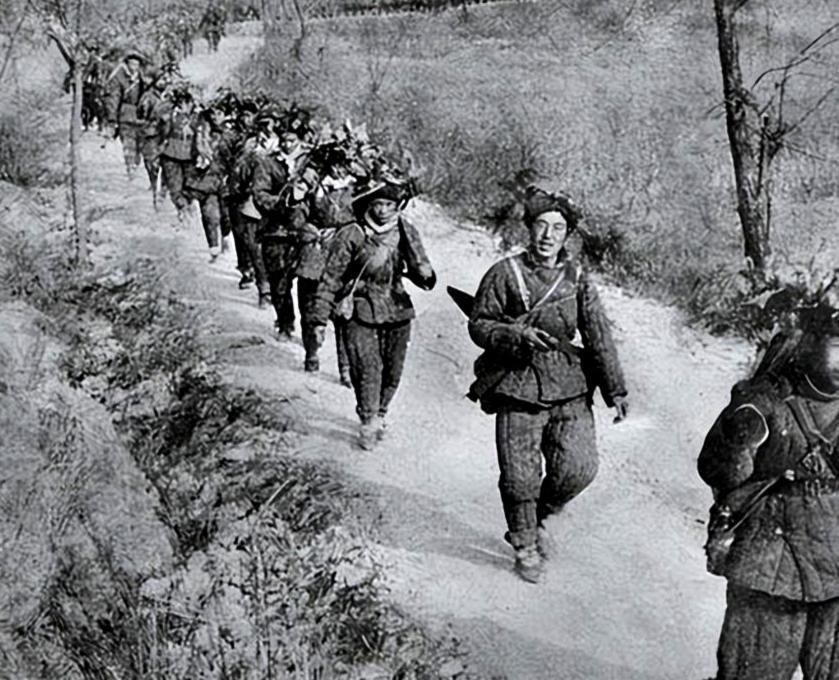 1951年，志愿军447团一位营长正要处决临阵脱逃的副连长时，指导员以"需先向上