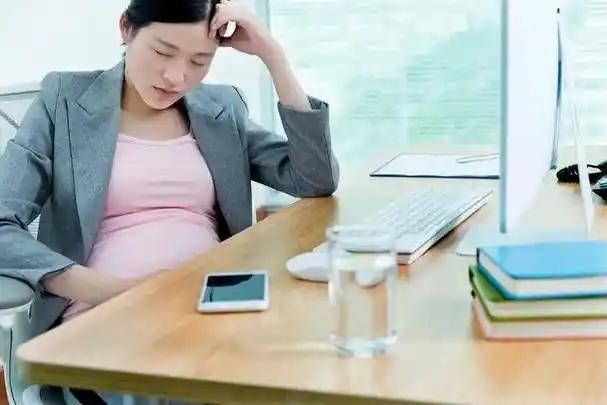 越来越多的年轻人选择不生孩子，这不是一时的冲动，而是时代发展的必然，更是年轻人自