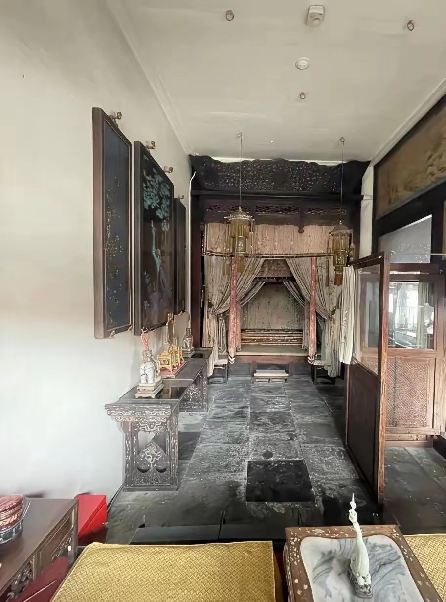 这是慈禧太后昔日住的褚秀宫卧室，与影视剧内明晃晃，亮堂堂，富贵繁华很一样，从表面