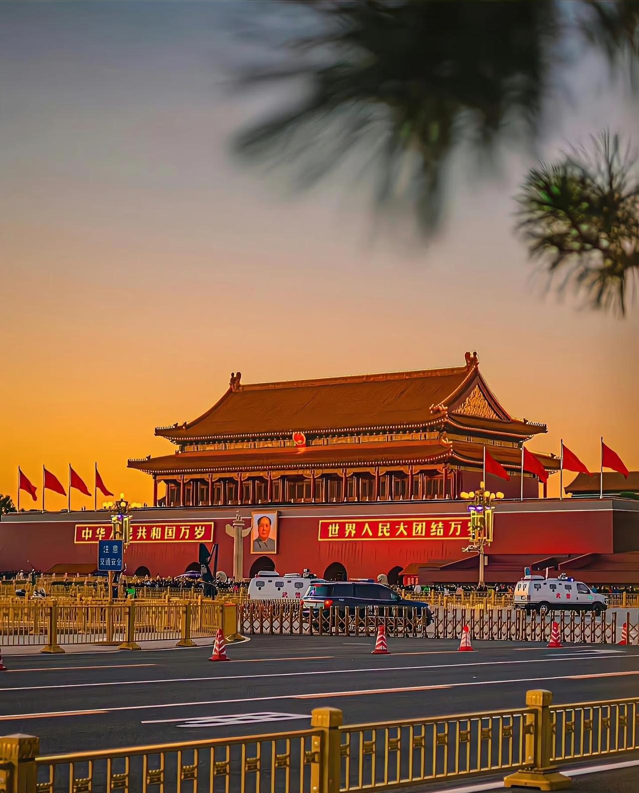 突然理解今年的国庆了。今天出门坐高铁，我发现一个挺明显的变化：高铁站虽然有人，