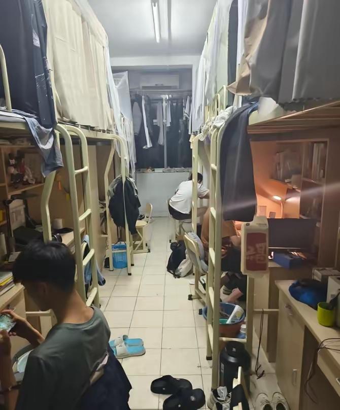 “真是愁死了”，一位母亲发帖哭诉，儿子去年凭高分考入武汉大学，本是家族的荣耀，可