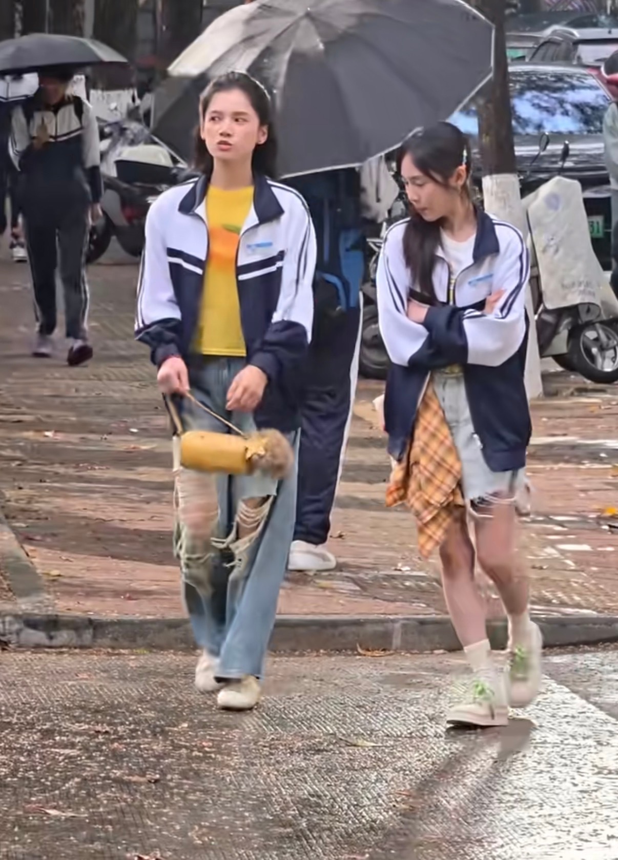 张婧仪拍戏路透，她旁边是女配角吗？感觉有点喧宾夺主了