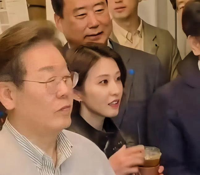 李在明身边美女，原来是她！韩国政坛炸锅了！李在明身边那位