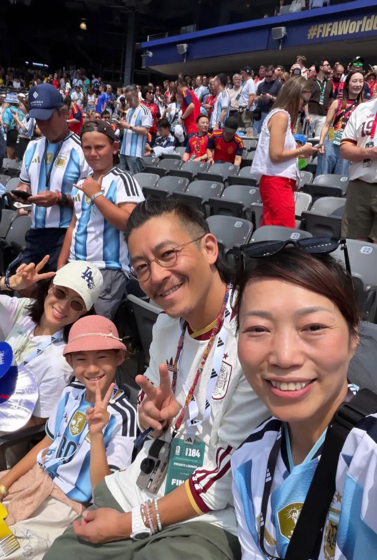 陈冠希带家人一起看世界杯。