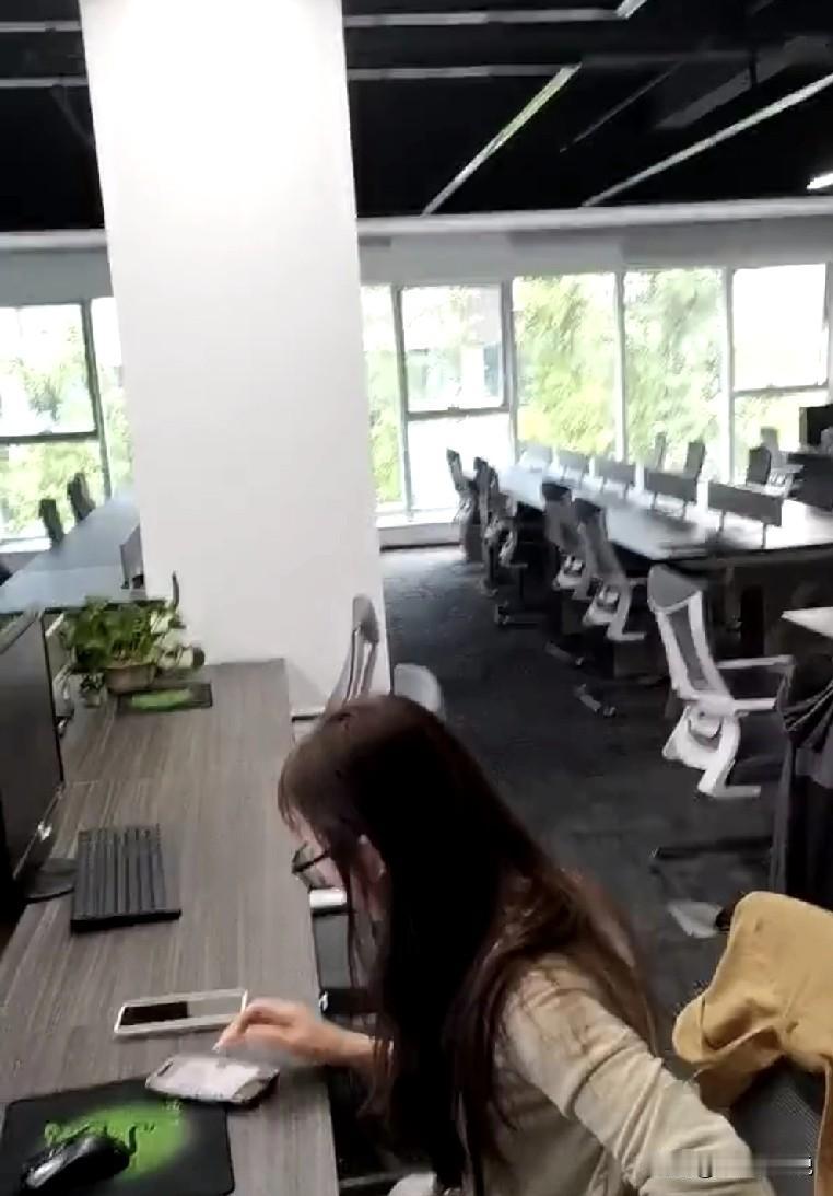 见识了什么叫打工人的顶级觉悟！薪酬绩效经理本周晋升述职成功，把头衔前的“代理”二