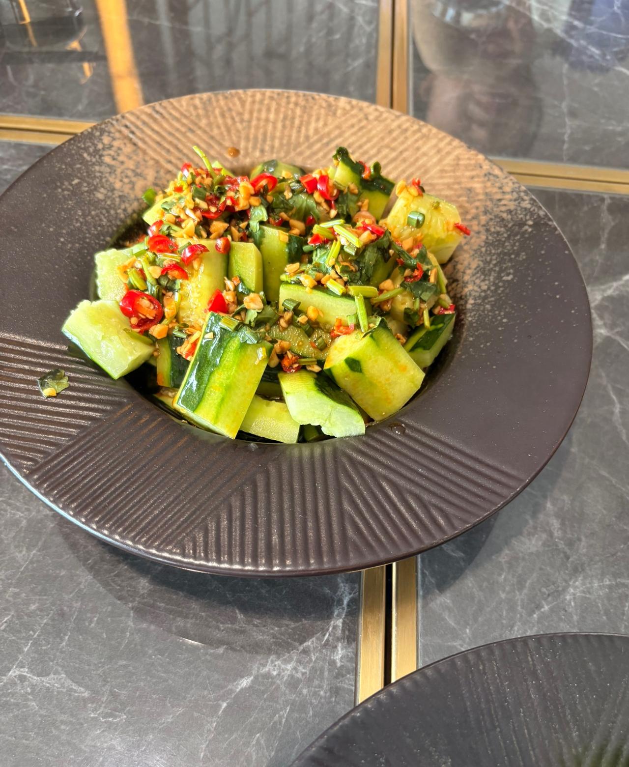 其实饭店里面最赚钱的不是所谓的大鱼大肉，而是蔬菜。利润可以三倍或者五倍。