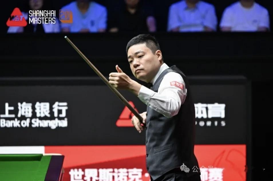 丁俊晖轰四杆破百收获赛季开门红赛季首秀迎来完美开局，丁俊晖全场轰出四杆破百，进攻