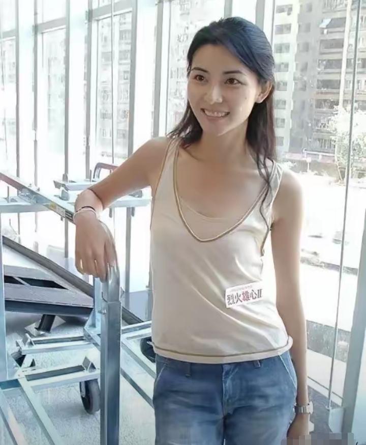 最近港圈的一则小话题引发不少讨论，张家辉在采访中调侃妻子蒙嘉慧，因为选择了丁克生