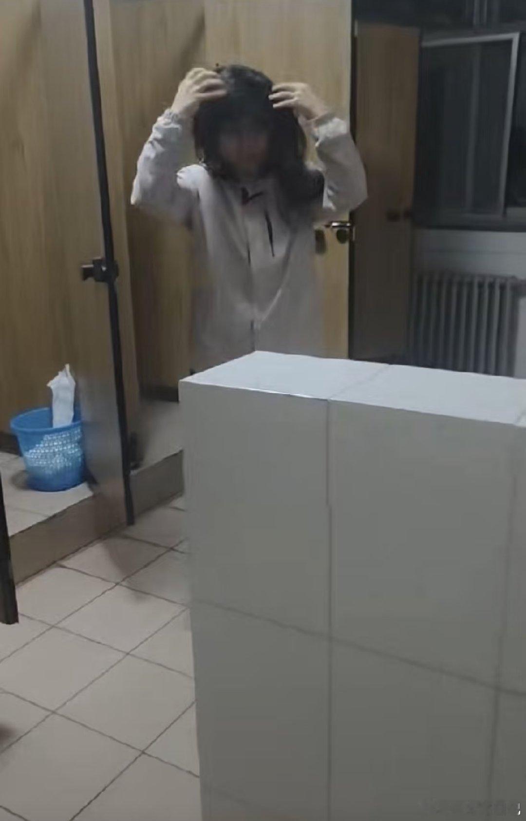 华北电力大学大四某系男生戴假发半夜混进女寝，从一楼偷摸混到三楼，最后在三楼厕所发