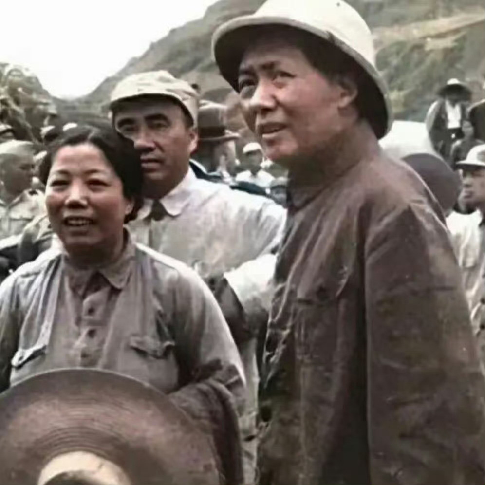 这是朱总司令和邓颖超同志送别毛主席时的留影。仔细看三人表情各不相同，心情复杂啊！