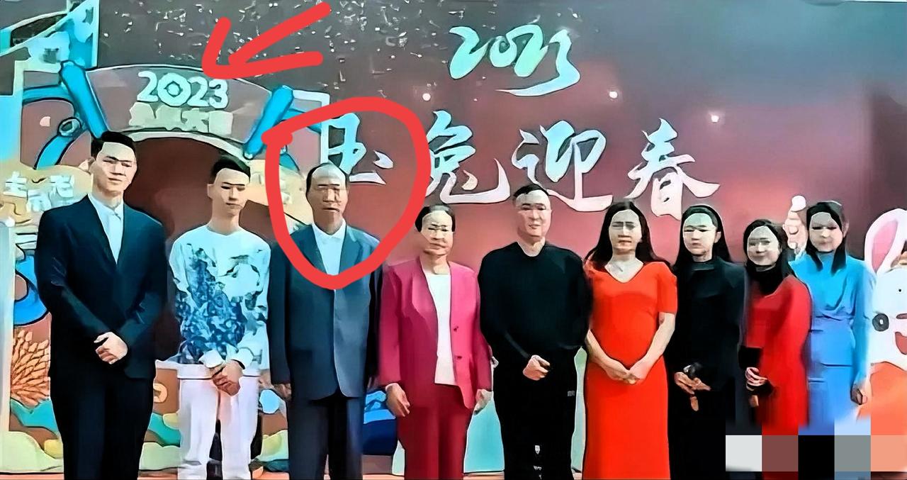 这是2023年春节的明家最后的全家福！那时的他们笑得多得意，靠着武装护诈把电诈