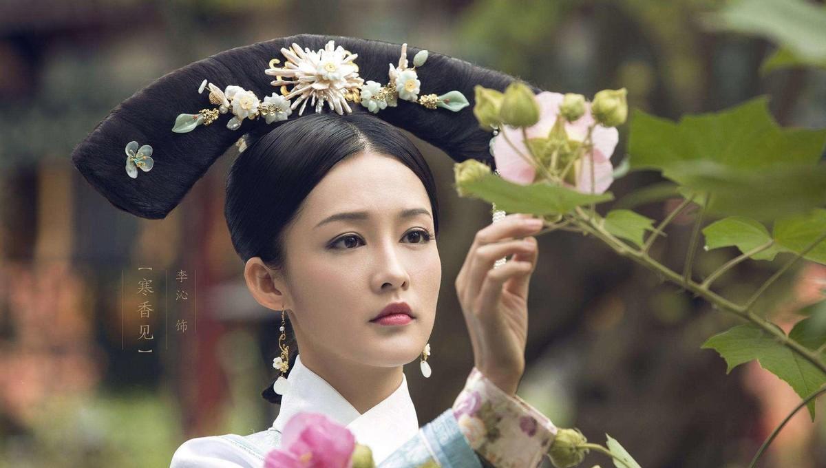 1665年，年仅10岁的马佳氏嫁给了康熙，进宫后康熙对她日夜宠幸。她十年间生了五