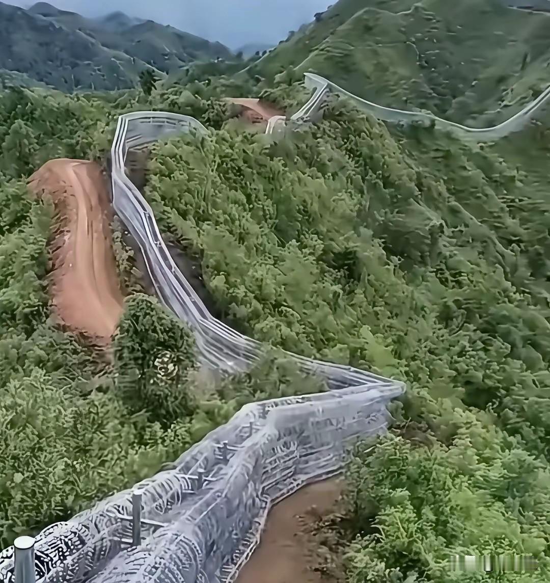 不仔细看，以为是一样的，只差炮楼了，网友说，应该为泰山刀片刺隔离网点赞
