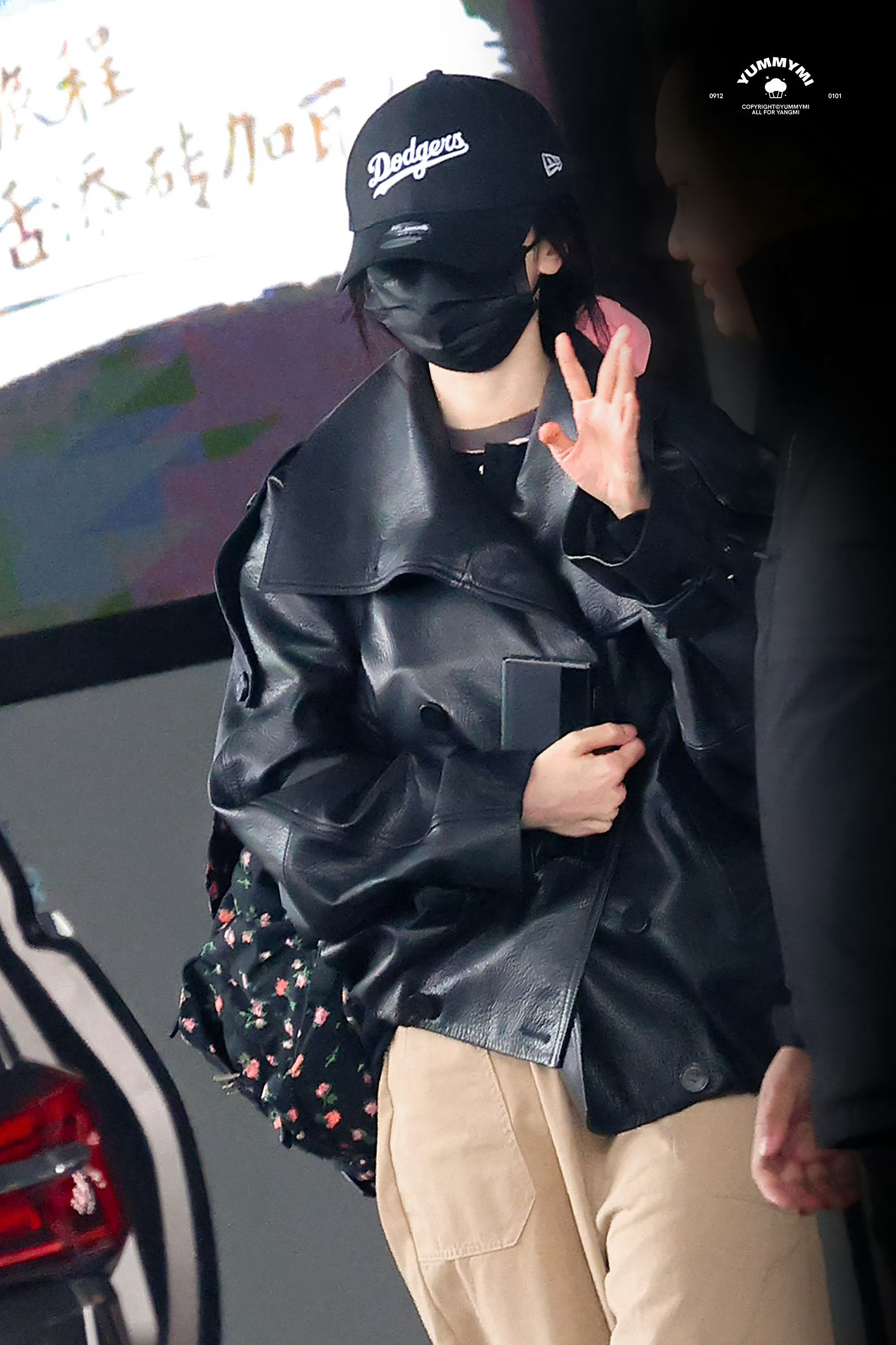 杨幂私服像一朵花儿一样的发圈，一抹亮色好好看幂在搭配细节上总是能带来小惊喜