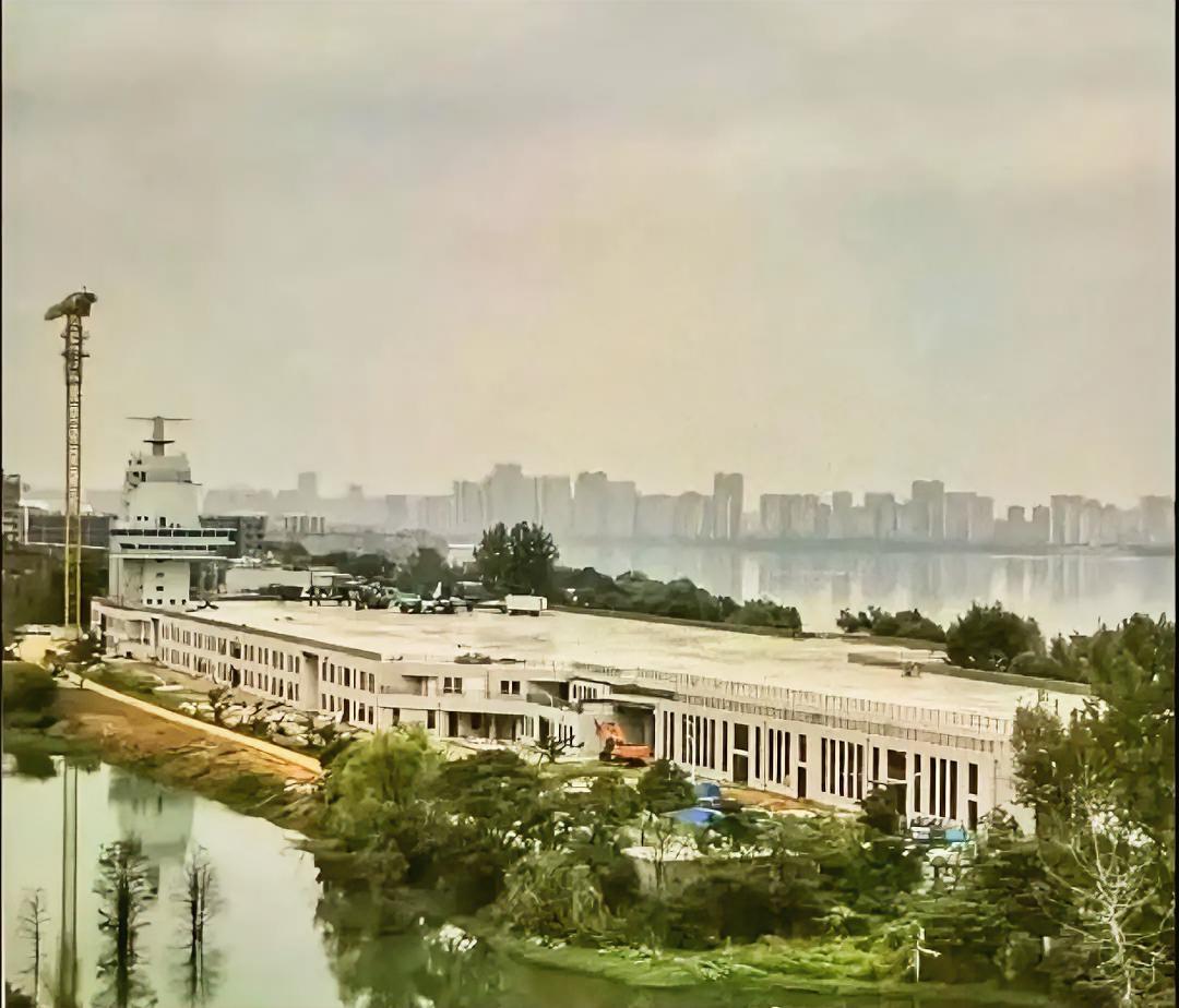 这是武汉黄家湖的“水泥航母”，也就是中国舰船研究设计中心中船重工701所的陆基航