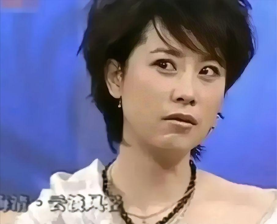 1997年，海清上大学的时候一次抽3根烟，被老师黄磊抓个正着住，黄磊怒道：“女学