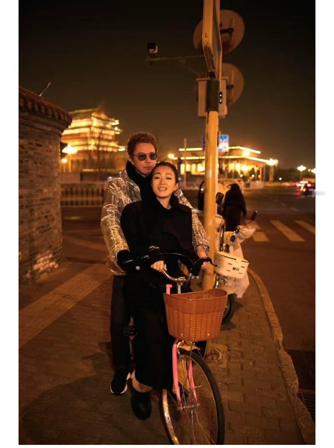 巩俐和老公真是神仙颜值，俩人加起来得有150了吧。