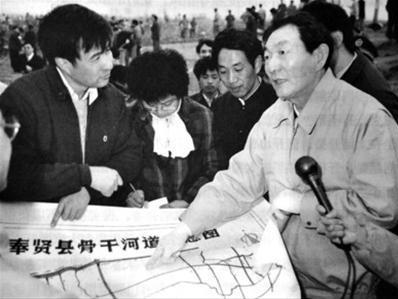杨开卷是朱镕基在国立八中的同班同学。1982年，他从从报上看到“国家经委副