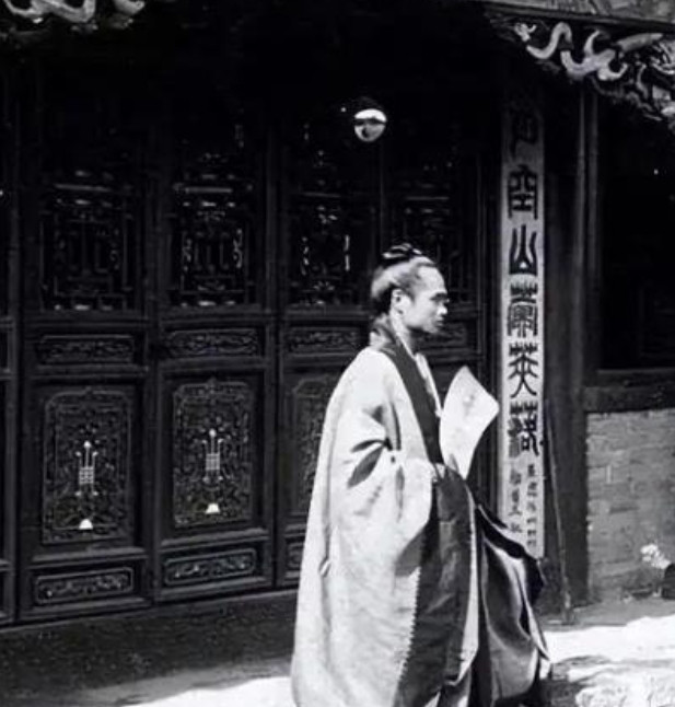 1938年，有位道士名叫毕云，那天他路过日军哨卡，仅仅因为没有向日军鞠躬，被打得