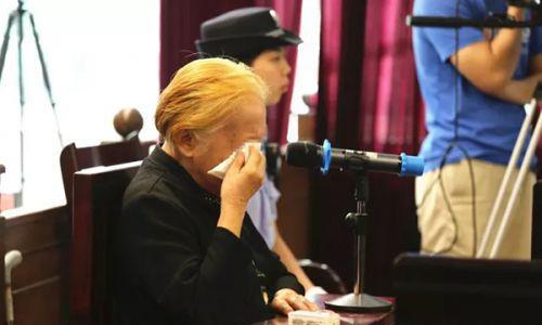 2017年，广东83岁老太太将60粒安眠药碾碎放入儿子的粥里，用勺子喂进儿子嘴中