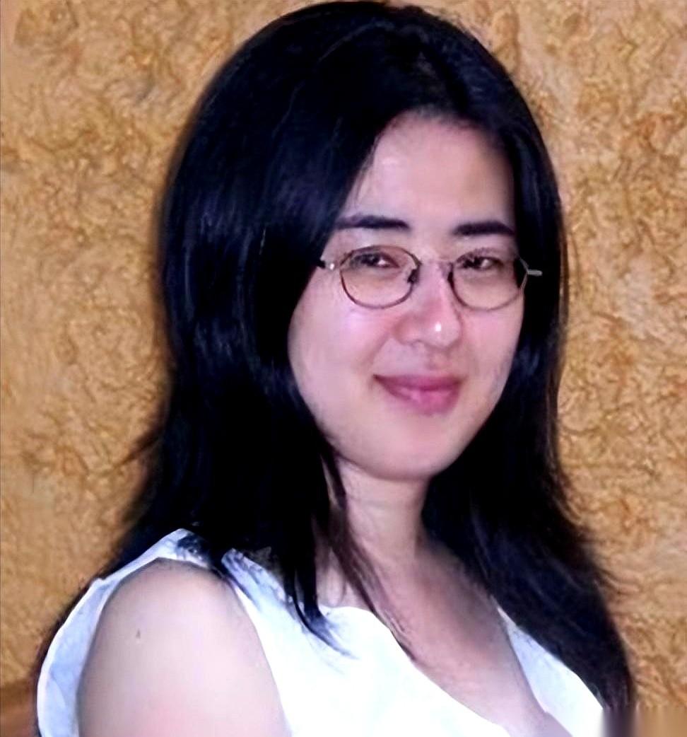 13岁进北大，28岁嫁给53岁的美国老师，转身就入了美国籍。好家伙，这几个关键