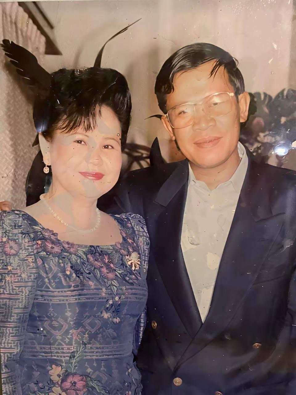 看看年轻时的洪森太太，漂亮吗？洪森太太是波尔布特时期有名的美女，洪森用比武招亲的